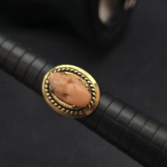 Vintage Peach Carved Cameo Ring Gold Tone Size 6.5 Adjustable - Picture 6 of 11